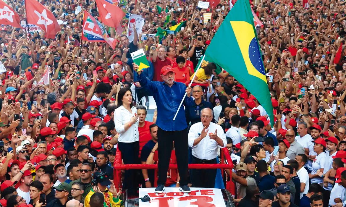 Lula é reeleito para seu 4º mandato e faz história na política brasileira
