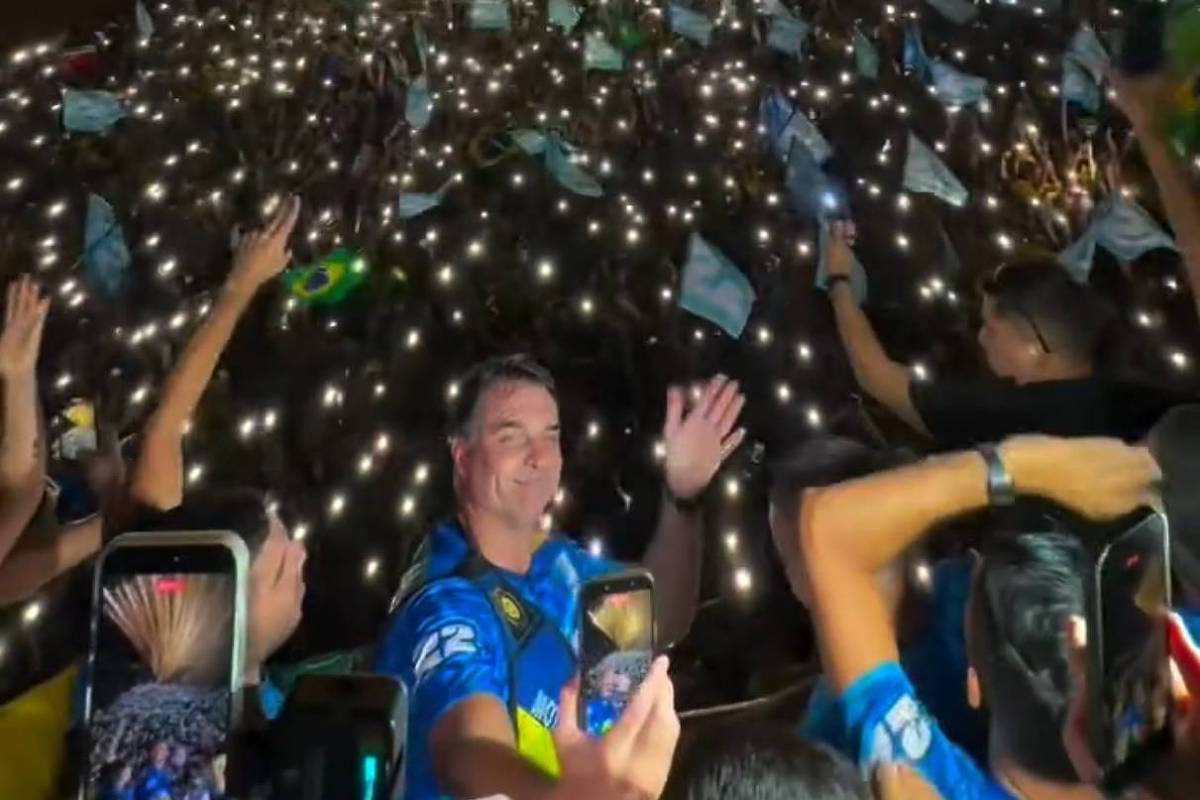Flávio Bolsonaro pede voto ao público LGBTQIA+ em ato em Fortaleza