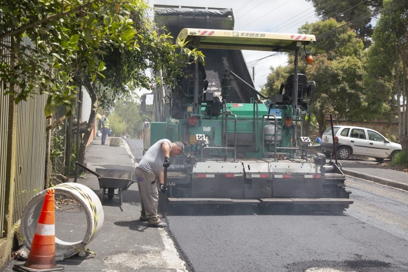Prefeitura de Piraquara executa pavimentação na Avenida Santa Catarina