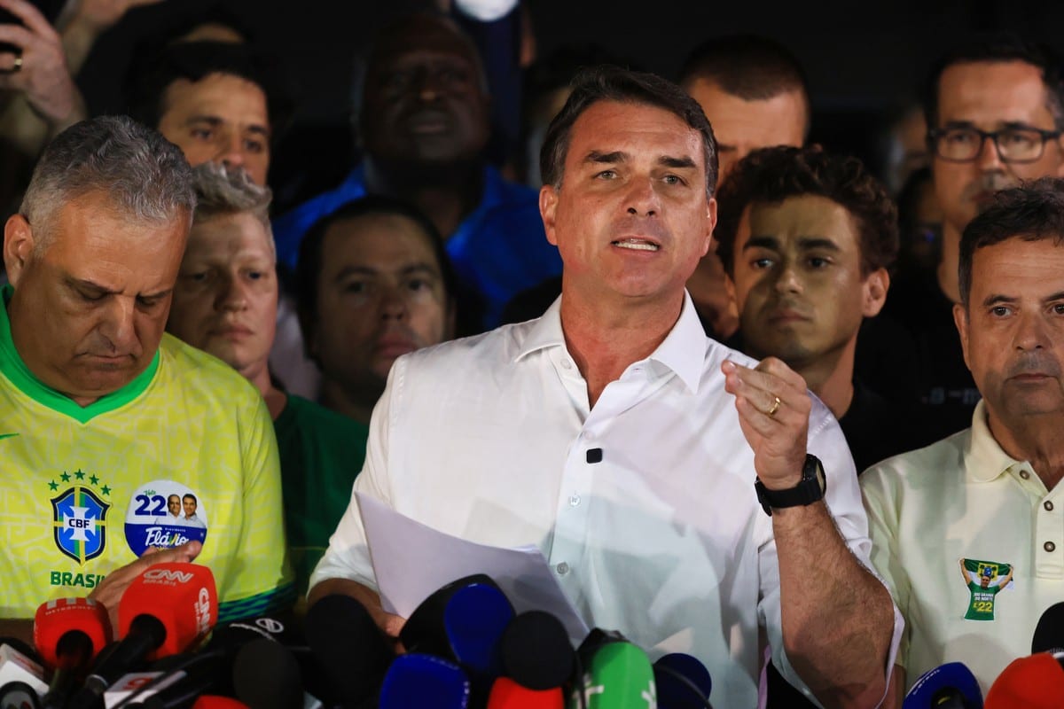 PF apontou expressamente risco de Flávio Bolsonaro fugir do Brasil ao pedir apreensão de passaportes