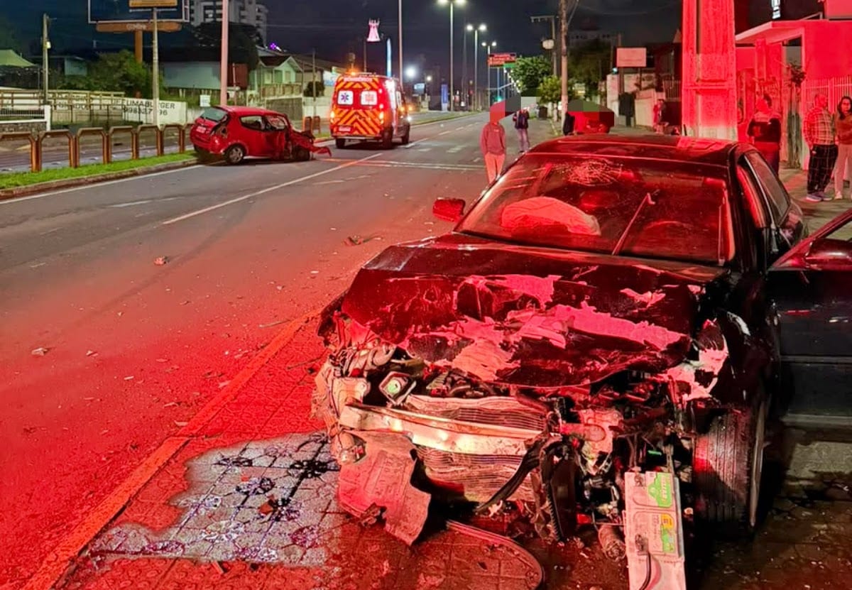 Colisão entre dois carros deixa mulher ferida na Avenida Dom Pedro II, em Lages