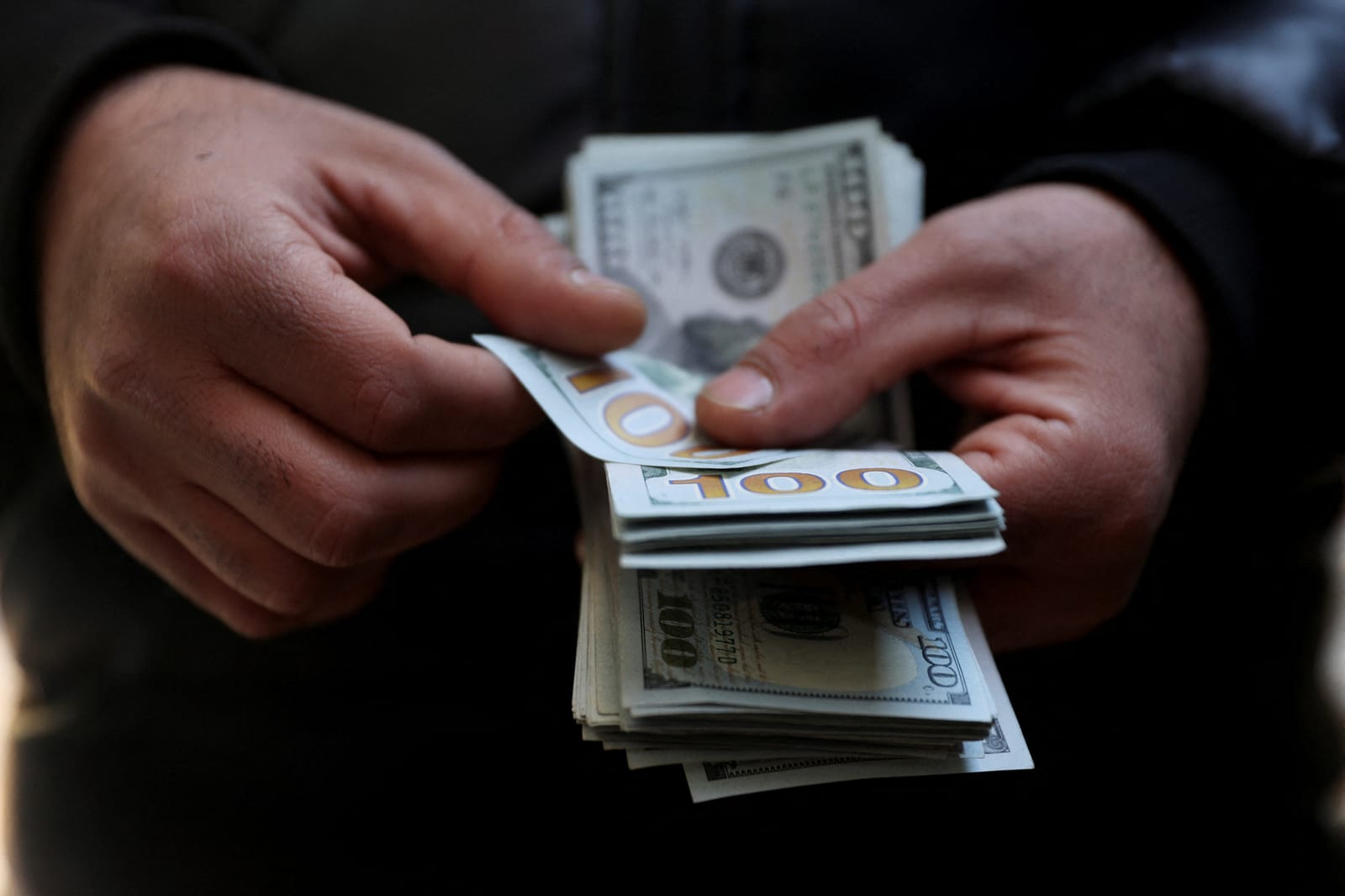 Dólar hoje ronda estabilidade com cenário político e decisão de juros do Fed no radar