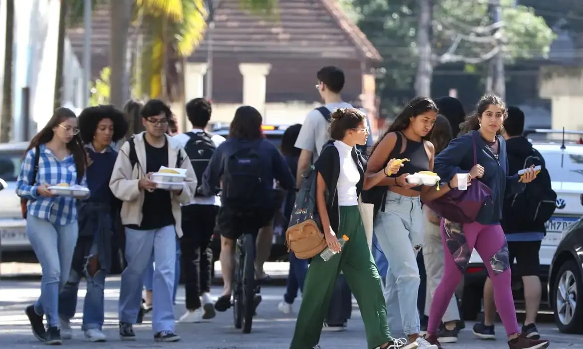 Jovens ampliam acesso ao crédito e enfrentam endividamento em Goiás