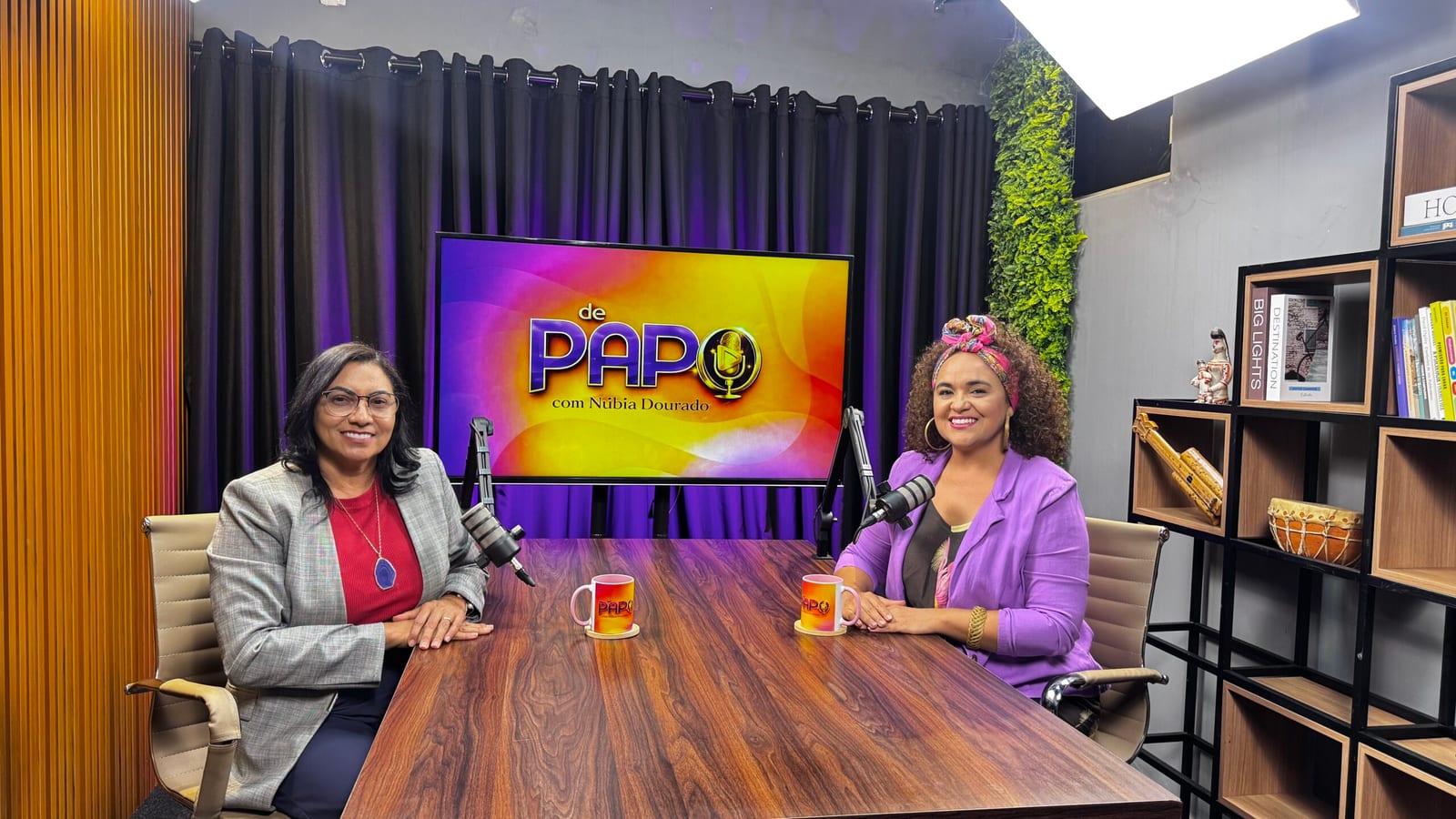 Programa De Papo com Núbia Dourado recebe secretária da Mulher para discutir combate à violência e fortalecimento das po