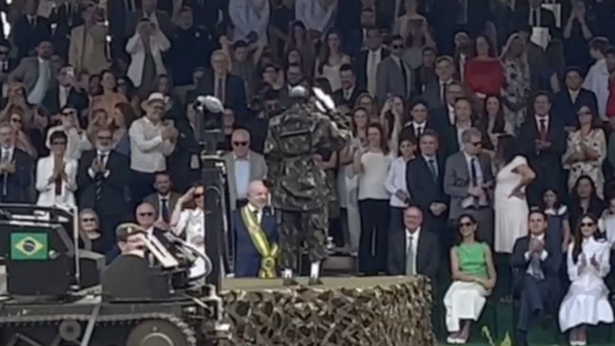 Robô do Exército bate continência a Lula; Janja retribui e aplaude