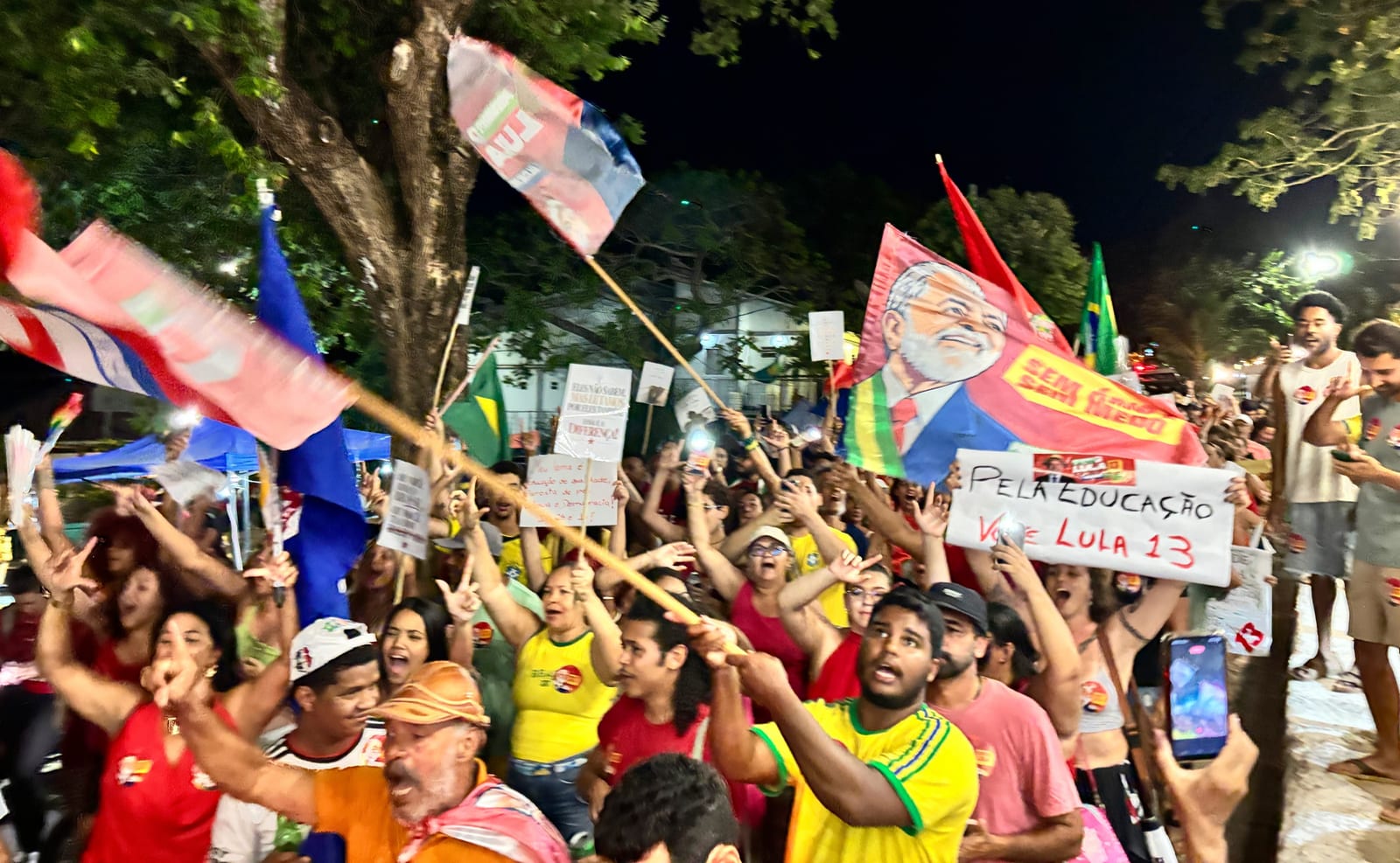 Passeata em apoio à reeleição de Lula reúne moradores em Fernando de Noronha