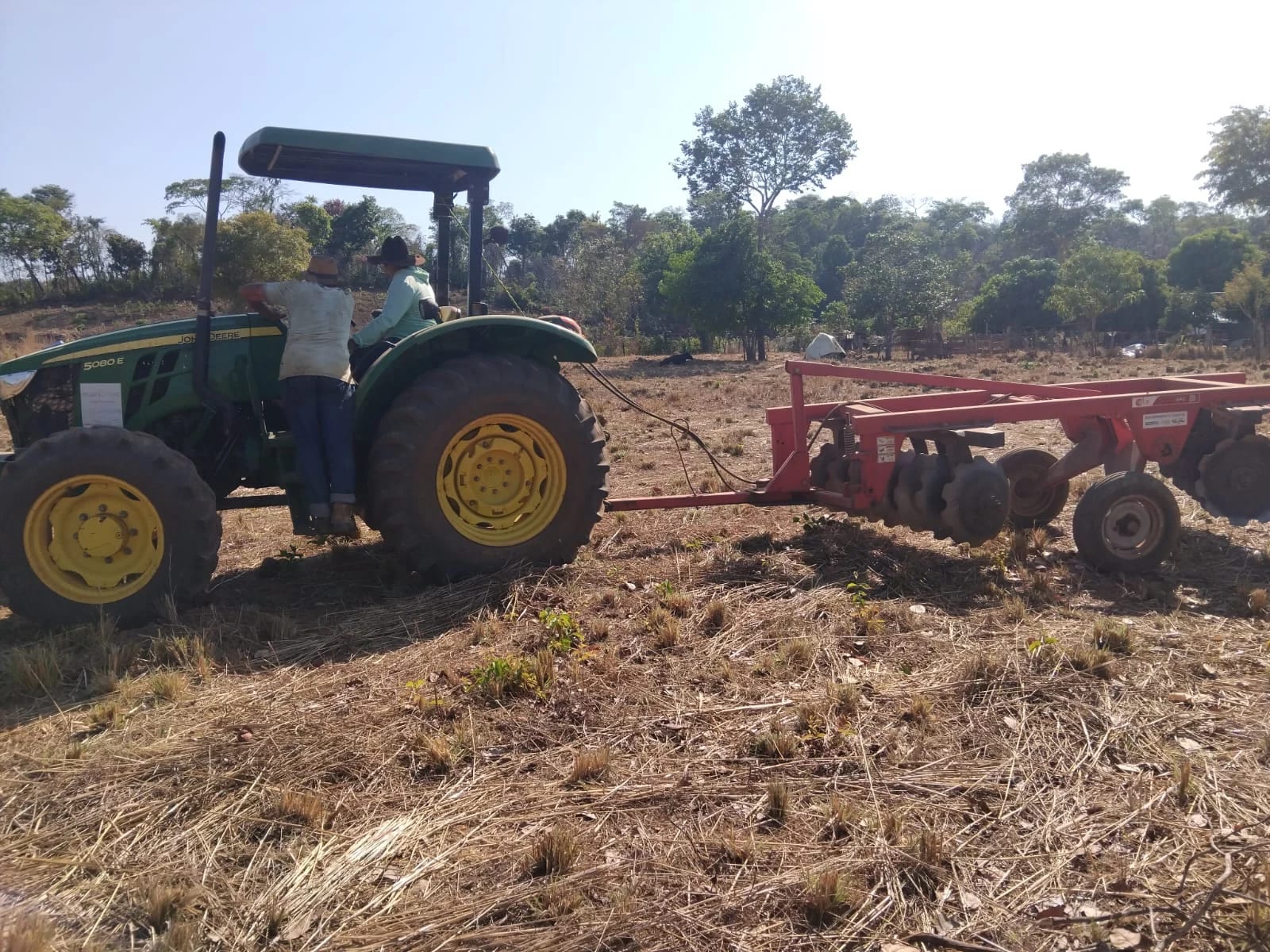 Tocantínia inicia preparo de solo para pequenos produtores