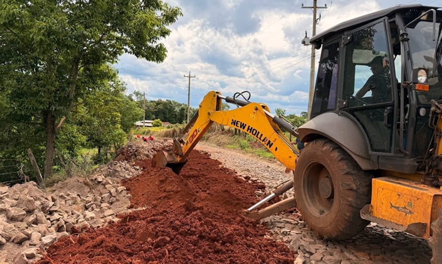 Secretaria de Obras e Viação de Tiradentes do Sul realiza recuperação de estradas e calçamento