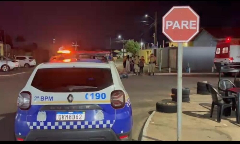 Adolescente de 16 anos sofre fratura no fêmur após colisão entre carro e moto em Araguaína