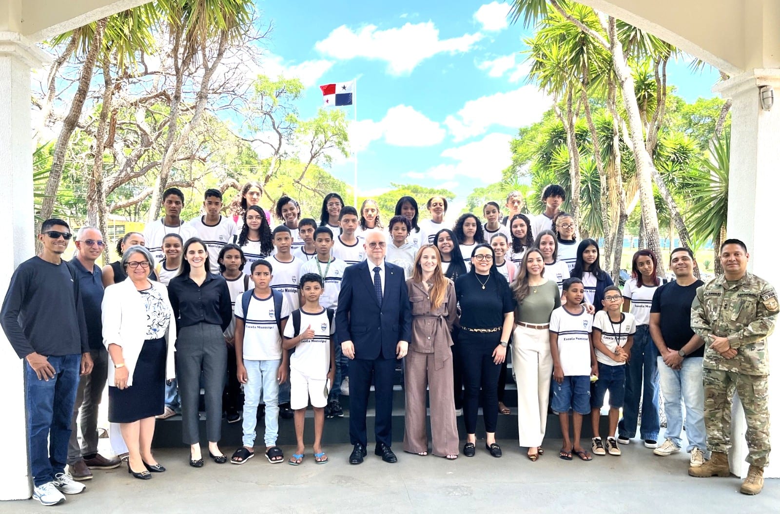 Projeto do Governo de Goiás leva alunos de Formosa à Embaixada do Panamá