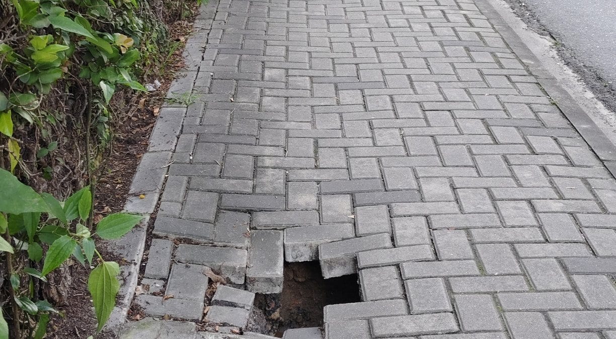Voz do Leitor, 28/08: Buraco em calçada nas Graças
