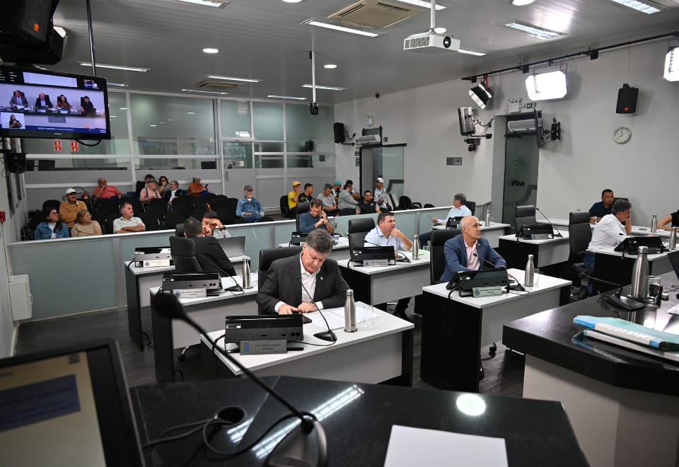Câmara aprova três projetos e debate pedidos de recursos