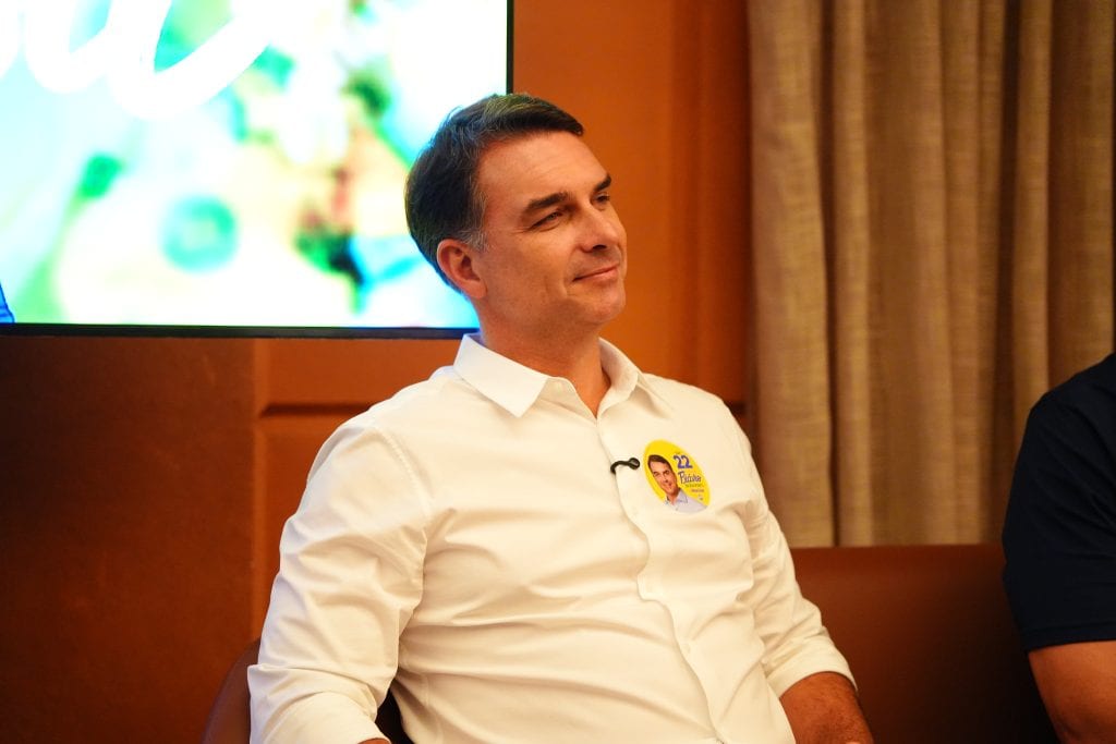 Após visita a Jair, Flávio Bolsonaro diz que seu pai ficou feliz com o resultado do primeiro turno e está otimista com o