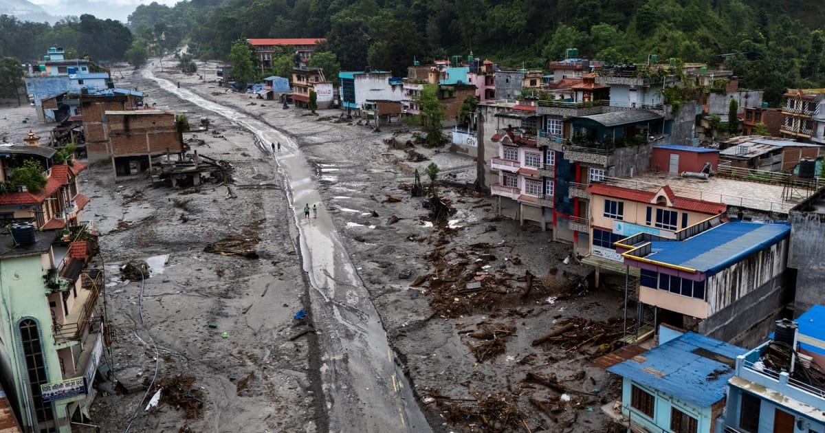 Equipes de resgate enfrentam enchentes e escombros enquanto número de mortos no desastre no Himalaia se aproxima de 800