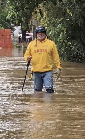 Alexandre Frota visita bairros alagados de Cotia e vê famílias atingidas