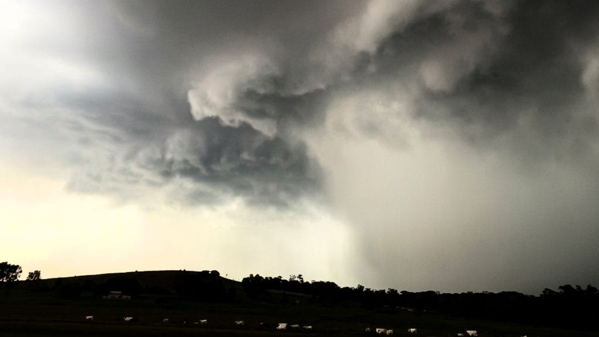 Frente fria traz chuva e temporais isolados durante domingo de eleições em SC com ventos até 70 km/h e ondas de 2,5 metr