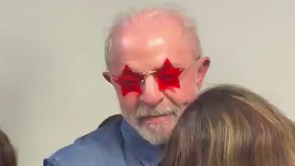 Janja se emociona e é consolada por Lula após confirmação da vitória