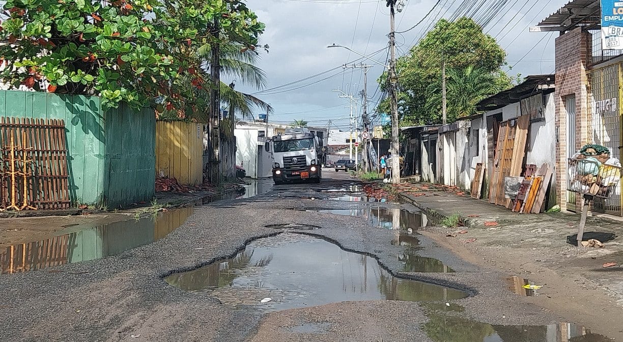 Buracos tornam Rua José Lacerda Leite intrafegável em Igarassu