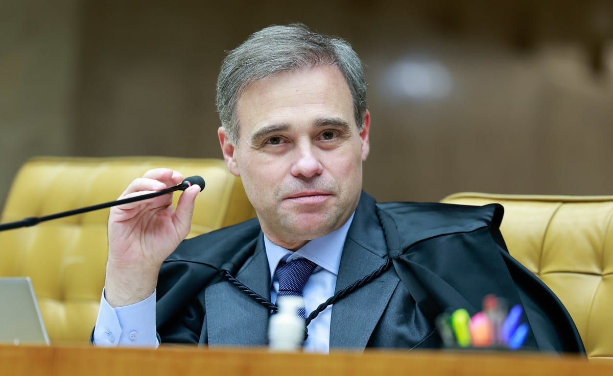 Mendonça pede que celular de Porcaro não seja compartilhado por risco às investigações