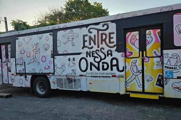 Consulta no ônibus e espera na rua: realidade de posto de saúde há mais de um ano