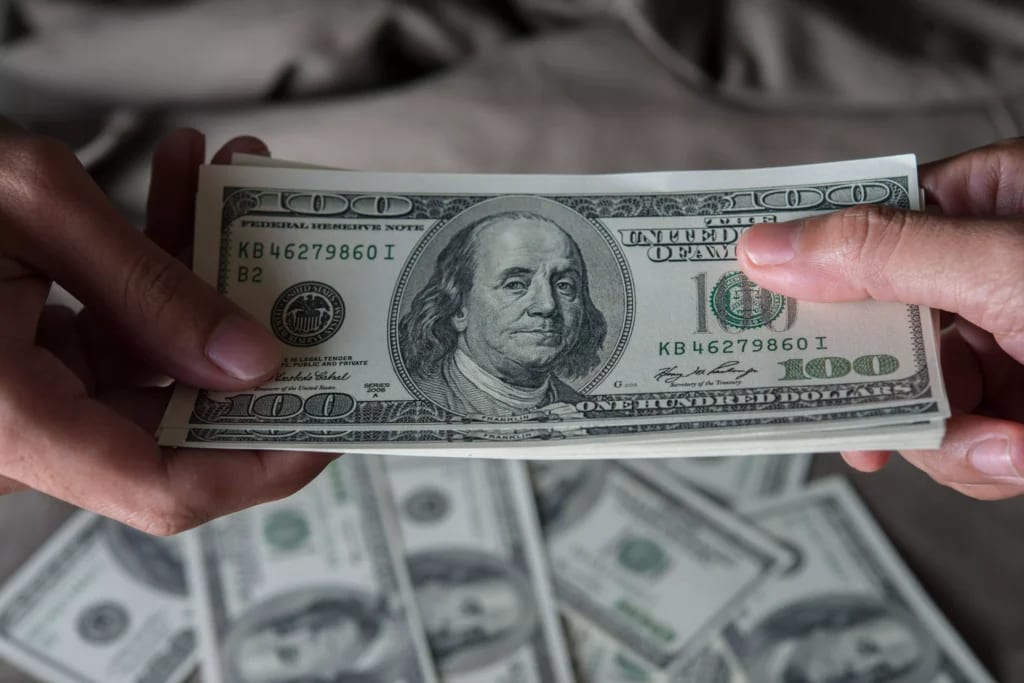 Dólar chega a R$ 5,60 e Ibovespa cai mais de 16% após vitória de Lula