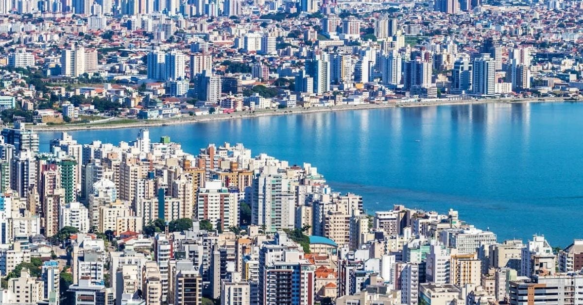 Florianópolis tem a maior inflação acumulada entre capitais em 2026; tomate dispara 56%