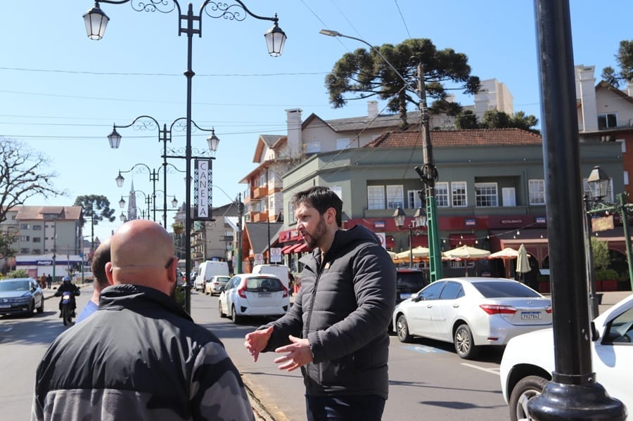Canela inicia 2ª etapa de instalação de postes ornamentais na Osvaldo Aranha