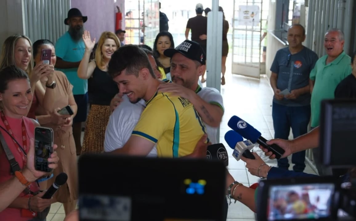 Cleitinho vota e faz eleitores de Lula e de Flávio se abraçarem