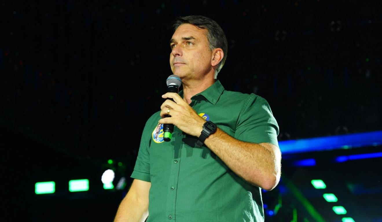 EUA vão conceder vistos a Flávio Bolsonaro e familiares, diz Departamento de Estado