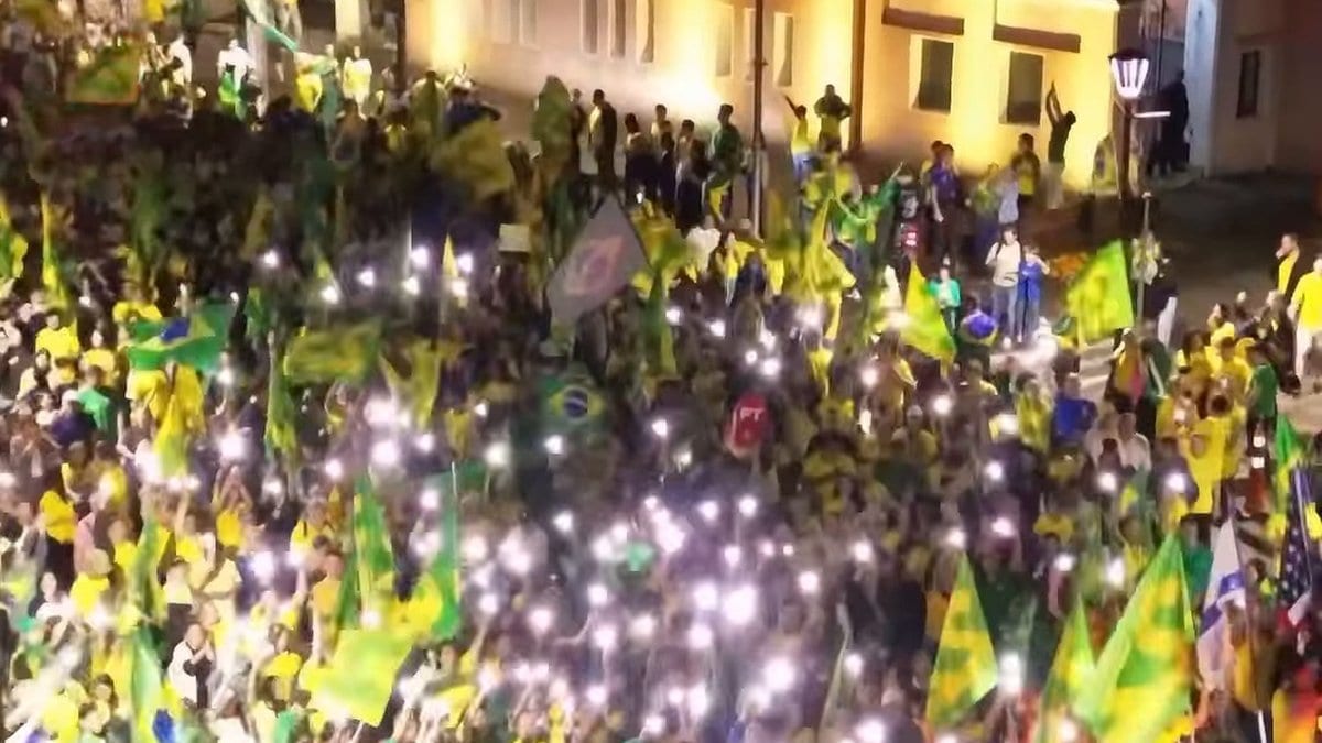 “Eles fazem marcha da maconha, a gente faz pra Jesus”, diz prefeito de Blumenau em ato pró-Flávio
