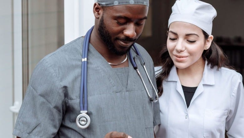 Curso gratuito do SUS forma equipes em bem‑estar e gestão até dez/2026