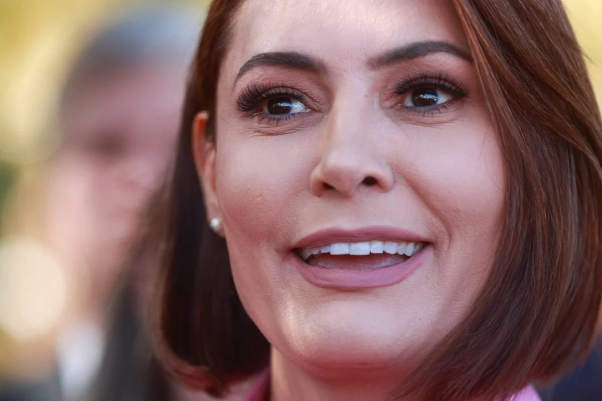 Michelle diz que Bolsonaro mandou 'abraço hétero' a Alberto Fraga
