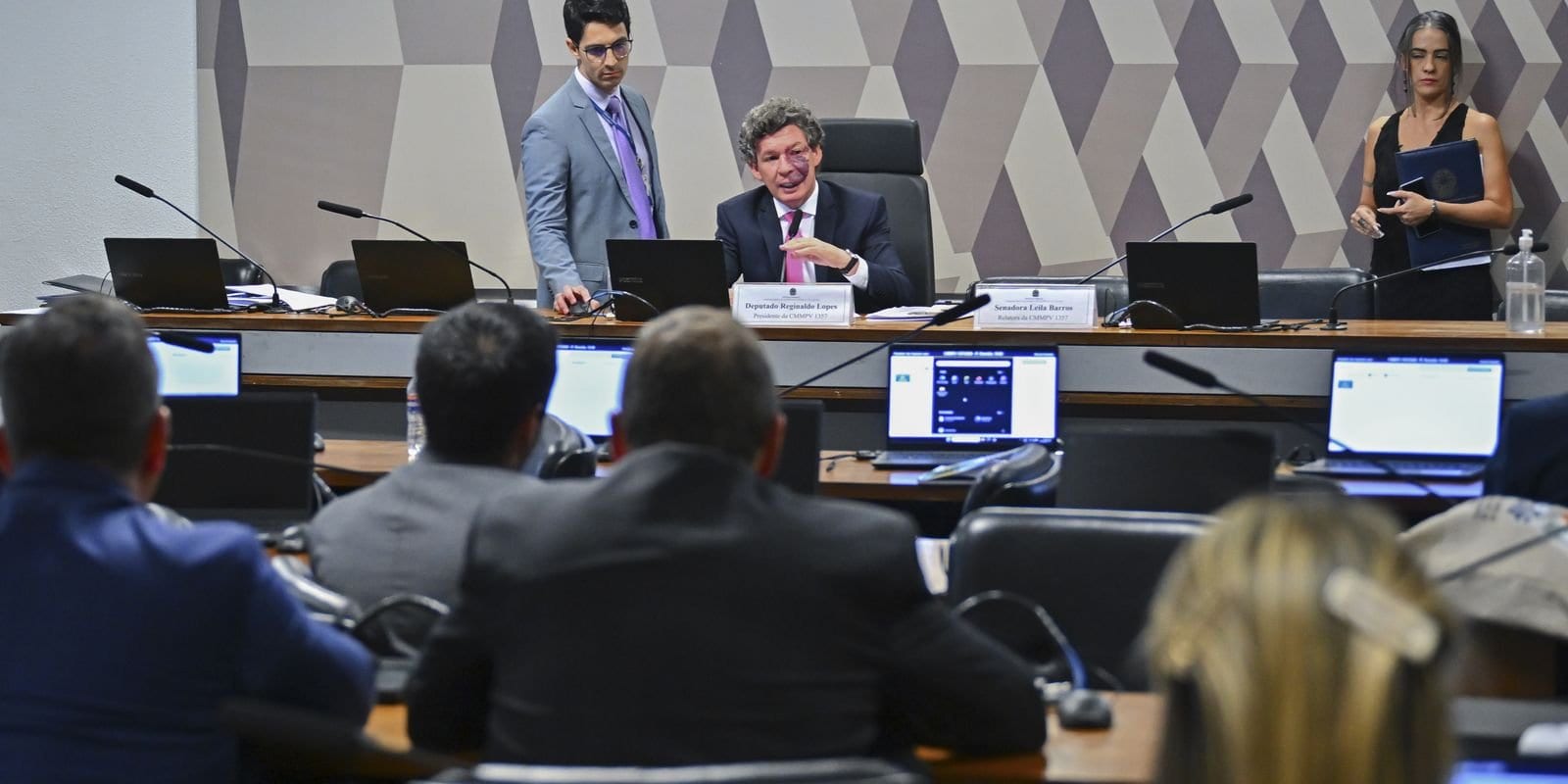 Comissão Mista Adia Votação de MP que Altera Tributação para Compras Online