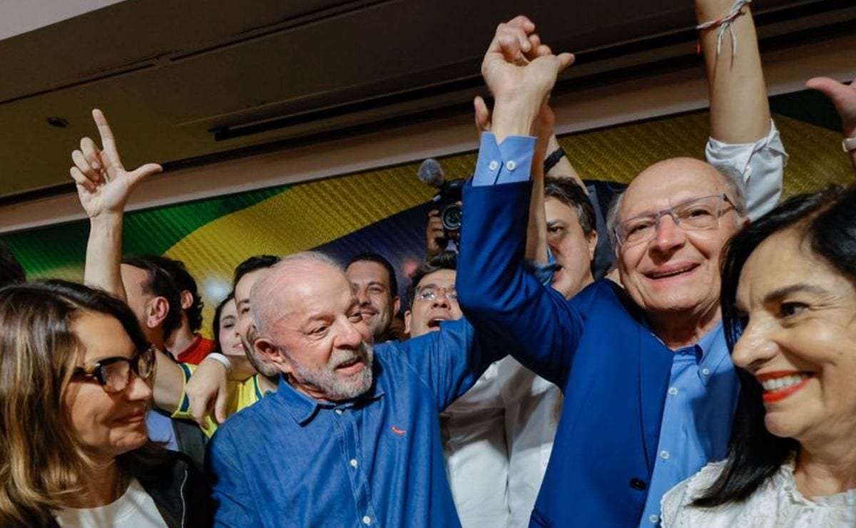 Bolsa interrompe negociações com queda de mais de 10% e dólar dispara 12% após reeleição de Lula