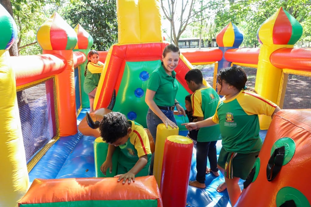 Prefeita Flávia Moretti participa de programação infantil na EMEB Bianka Capilé e anuncia investimentos