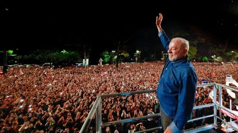 O dia nasceu feliz: o povo fez História e a luta continua