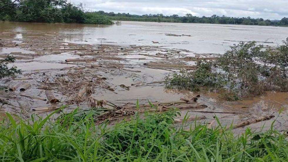 Rio Ribeira sobe e deixa cinco famílias fora de casa em Eldorado