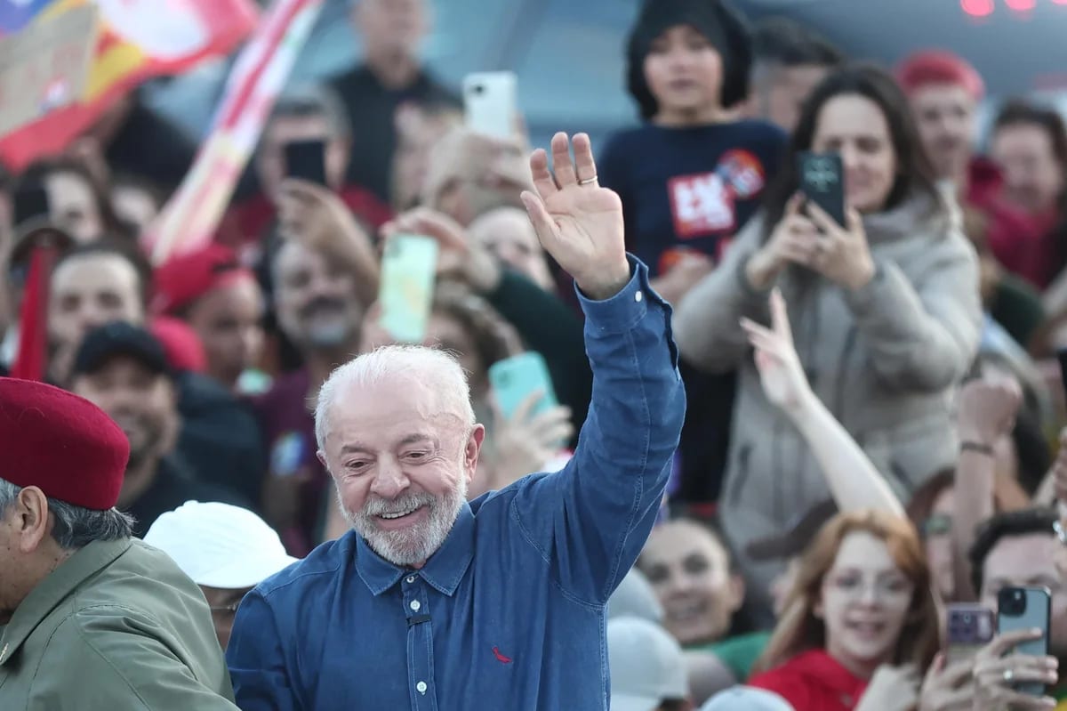 Pela primeira vez na história do Brasil, candidato a presidente que perdeu o primeiro turno consegue virar o resultado e