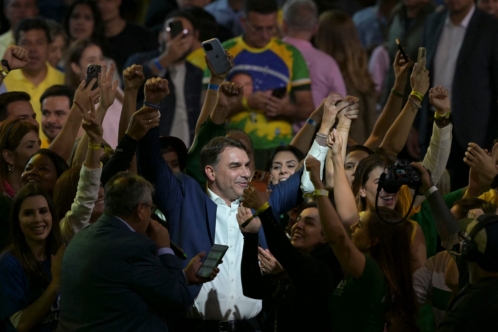 Uma das pesquisas que acertou no primeiro turno das eleições diz que Flávio pode vencer Lula com mais de 7 pontos de dif