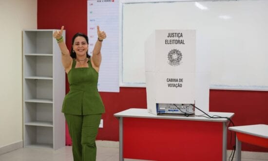 "Eu quero muito que o Flávio ganhe", diz Emília Corrêa após votar