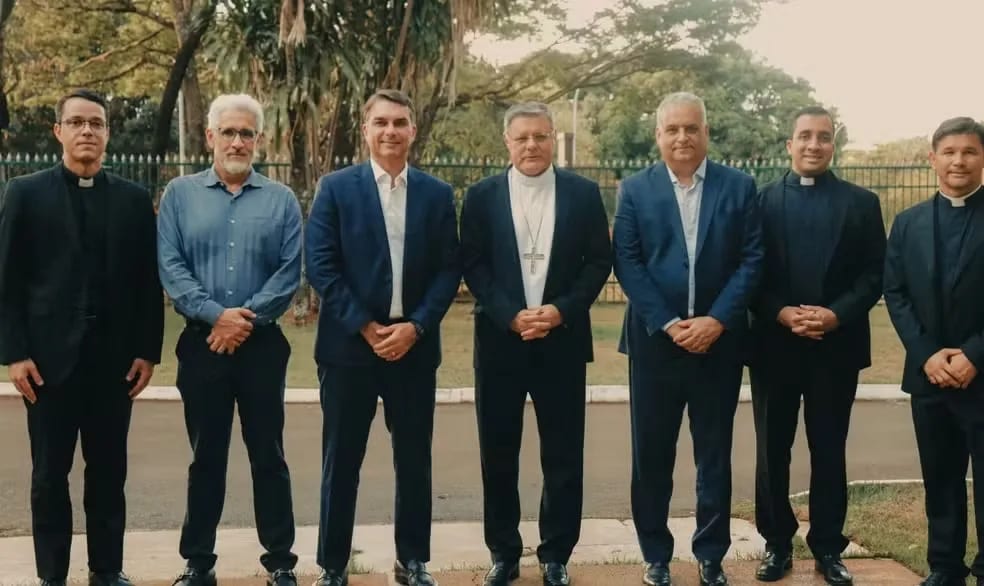 Encontro de cardeal de Brasília com Flávio Bolsonaro contraria recomendação da CNBB e incomoda bispos: ‘Foi apoio políti