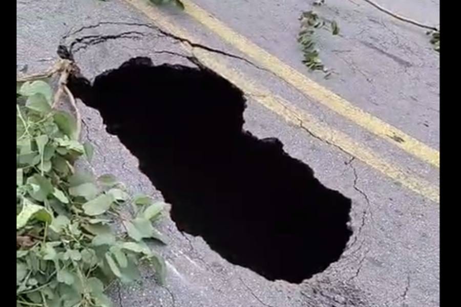 Jd. São Judas: Buraco no meio da rua interdita via e afeta circulação de ônibus e carros em Taboão da Serra