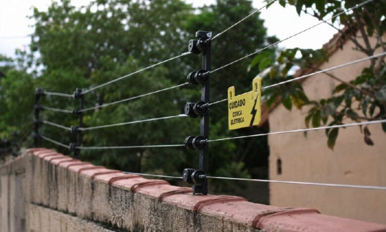 Segurança residencial: como escolher entre cerca elétrica, concertina e sensor de movimento