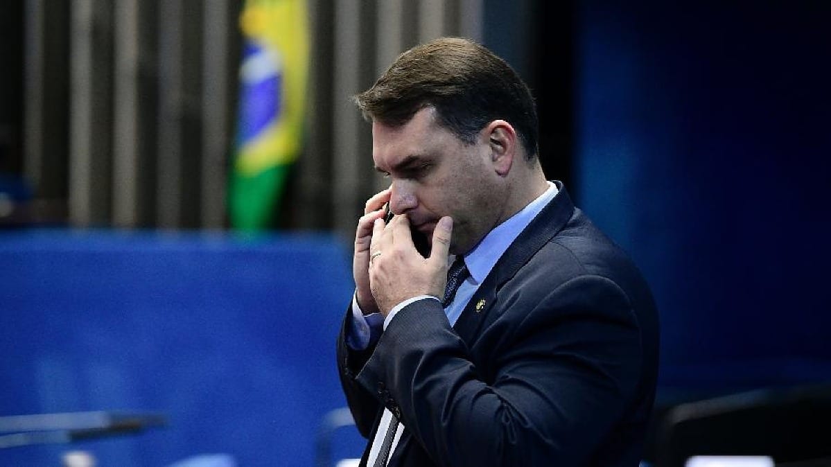 Mesmo derrotado, Flávio diz que impediram sua posse e promete liderar oposição