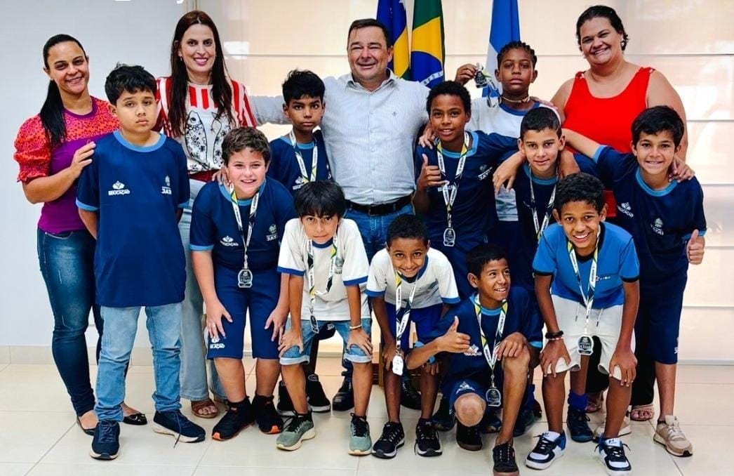 Prefeito Geneilton Assis recebe alunos da Escola Irmã Scheilla