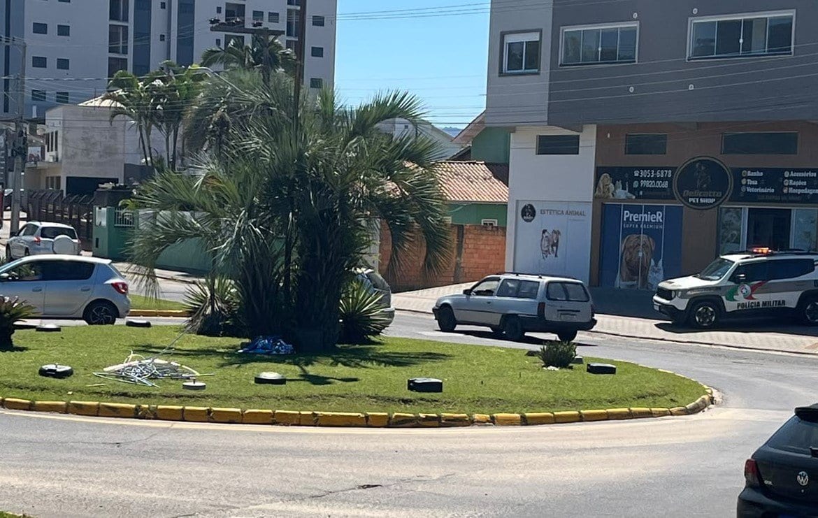 Homem e mulher são identificados por danificar 25 wind banners em Tubarão