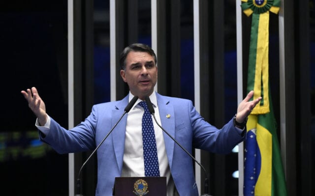 Como Flávio pode reverter o fim da escala 6 por 1 se eleito