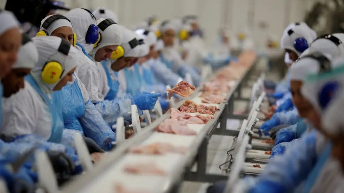 Indústria projeta inflação e impacto de R$ 267 bilhões após Senado aprovar fim da escala 6×1