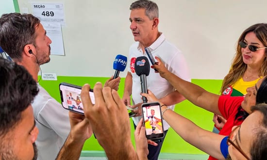 Durante votação, Rogério Carvalho destaca defesa da democracia