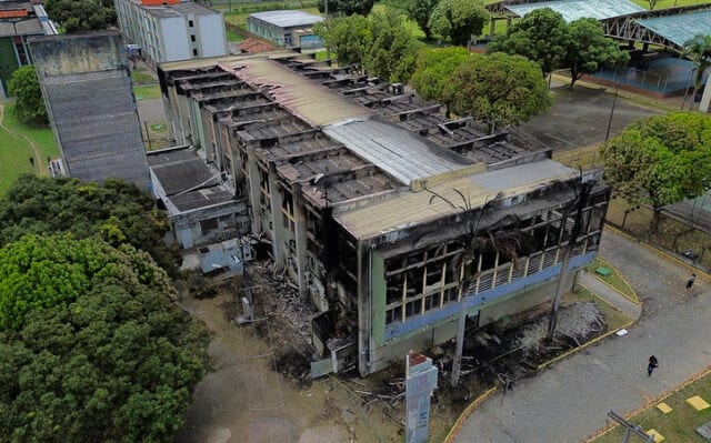Entre lágrimas e prejuízos: o dia depois do incêndio na UFPE